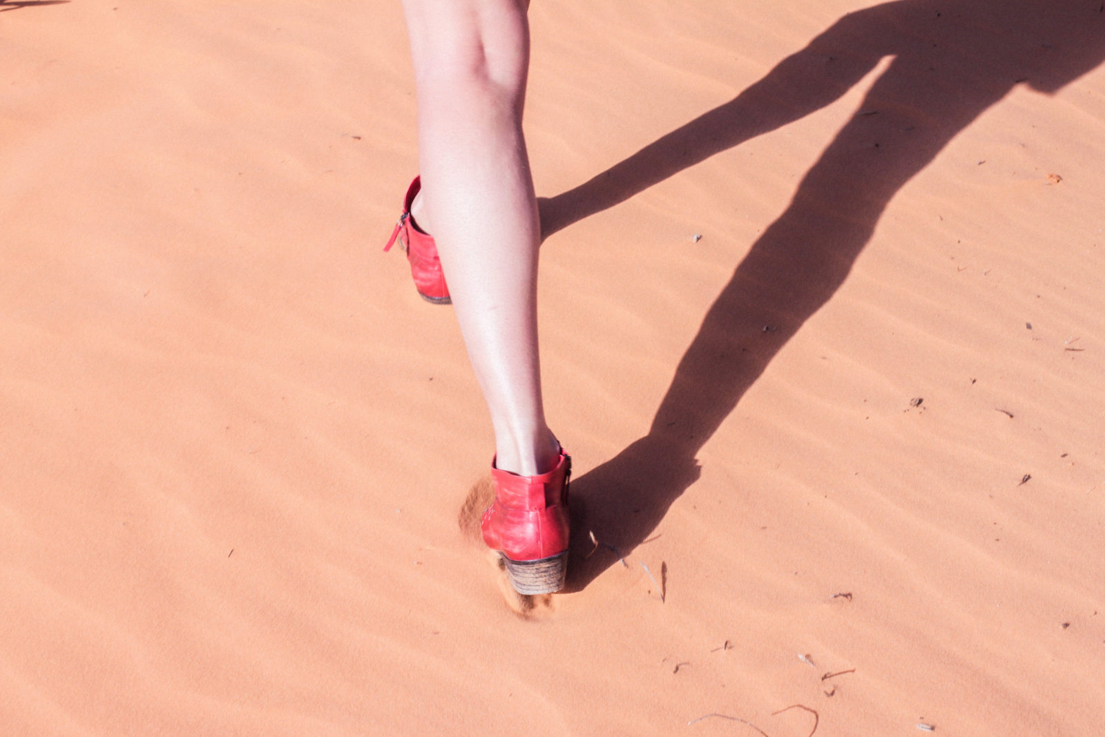 coral_pink_sand_dunes_kanab_utah_usa_roadtrip_trip_travel_donkeycool_route_backpack_red_boots-3