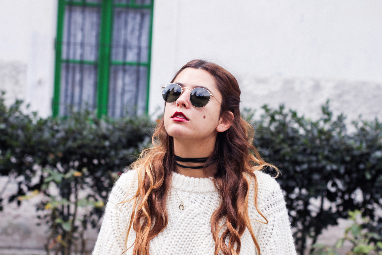 irresistible_me_medias_de_rejilla_falda_de_charol_jersey_sweater_knitwear_hair_style_dark_lips-33