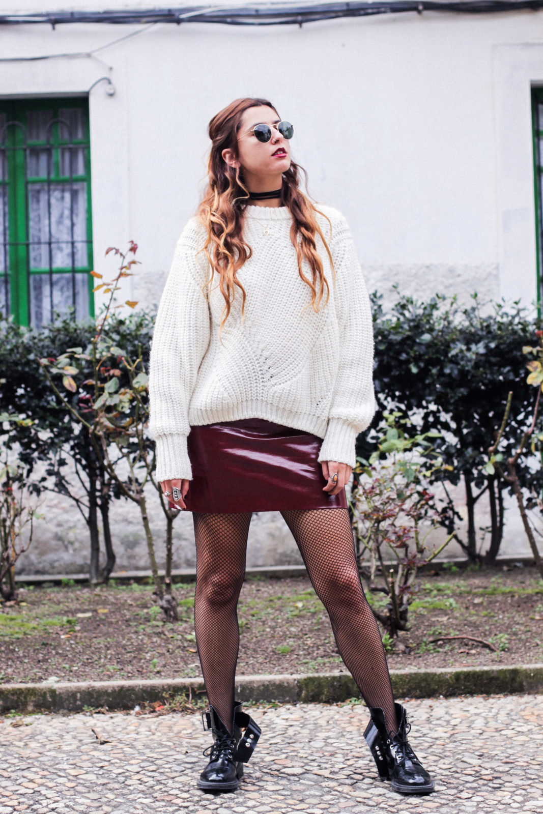 irresistible_me_medias_de_rejilla_falda_de_charol_jersey_sweater_knitwear_hair_style_dark_lips-37